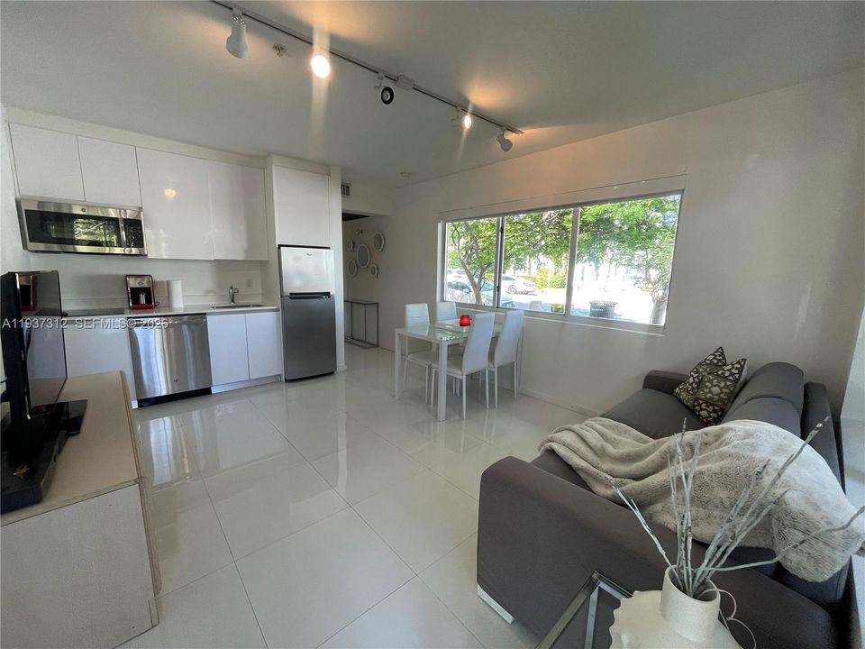 出租: $2,100 (1 贝兹, 1 浴室, 414 平方英尺)