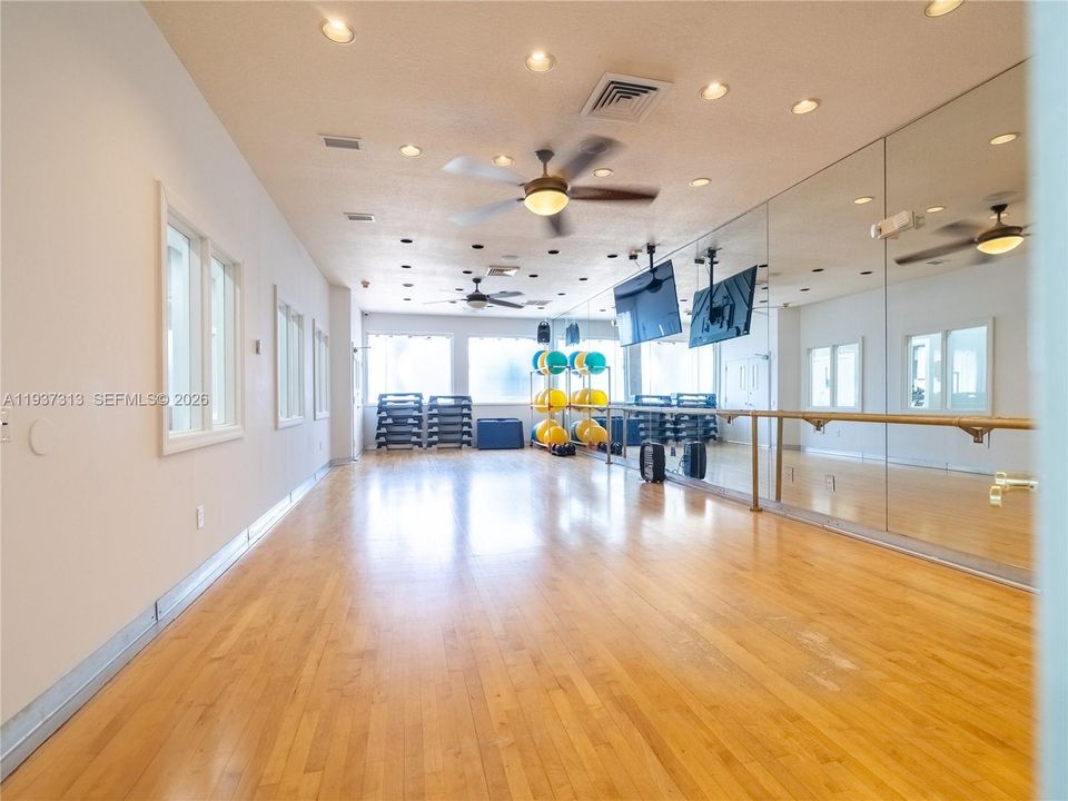 En Venta: $899,000 (4 camas, 2 baños, 2381 Pies cuadrados)