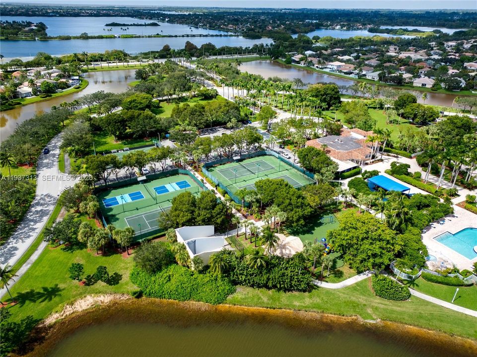 待售: $899,000 (4 贝兹, 2 浴室, 2381 平方英尺)