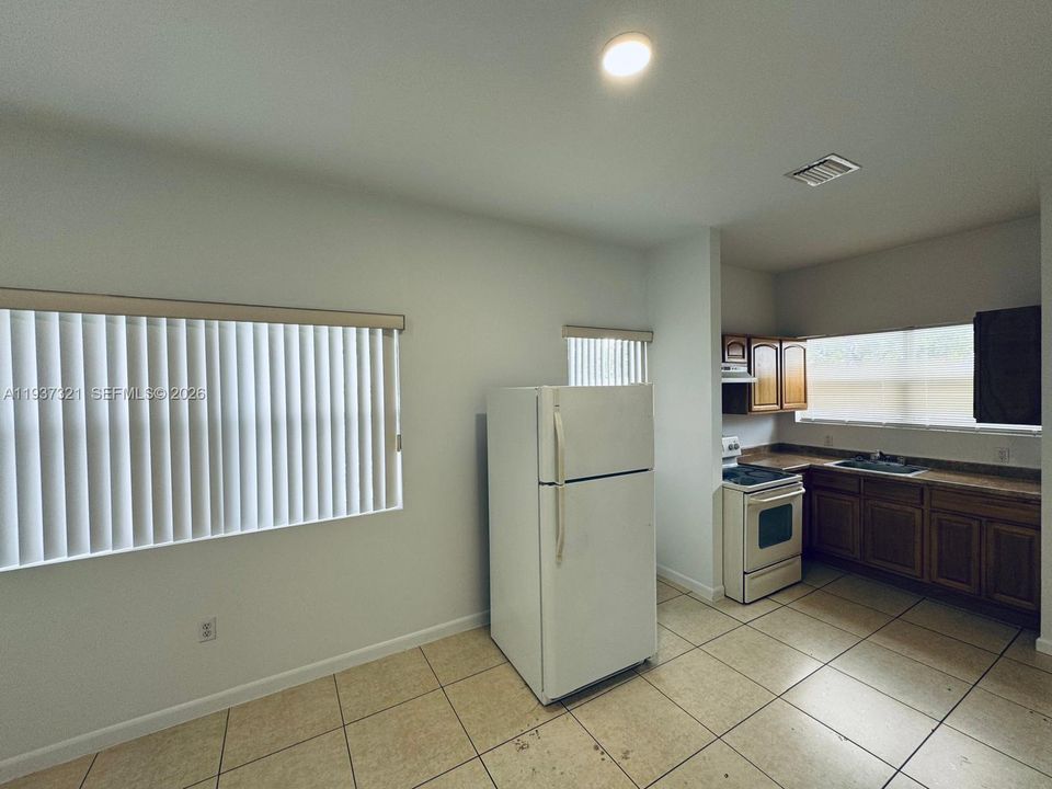 出租: $2,100 (2 贝兹, 1 浴室, 2690 平方英尺)