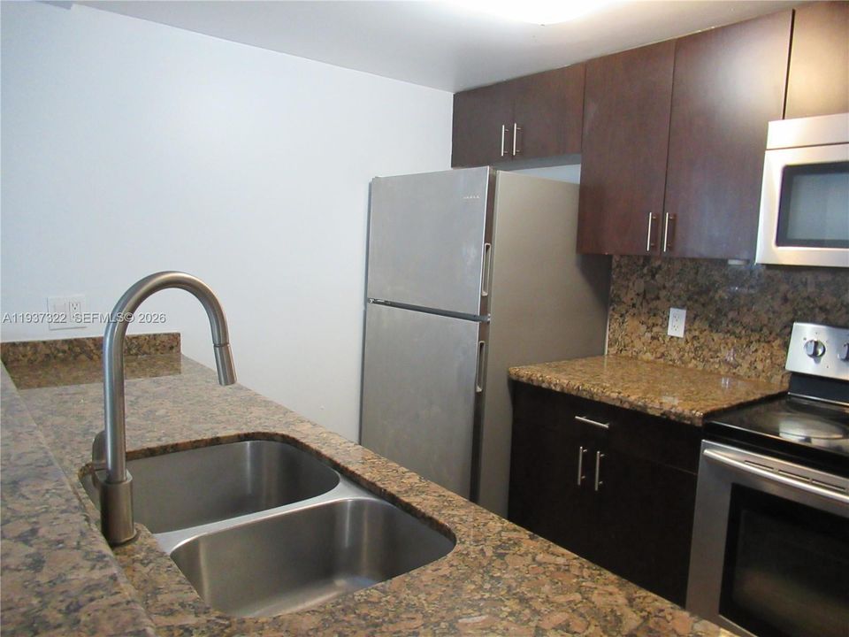 For Rent: $2,200 (2 beds, 2 baths, 992 Square Feet)