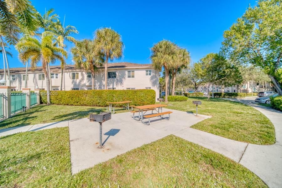 For Sale: $305,000 (2 beds, 2 baths, 815 Square Feet)