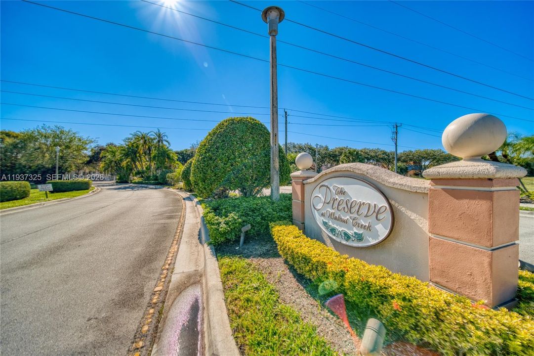 For Sale: $305,000 (2 beds, 2 baths, 815 Square Feet)