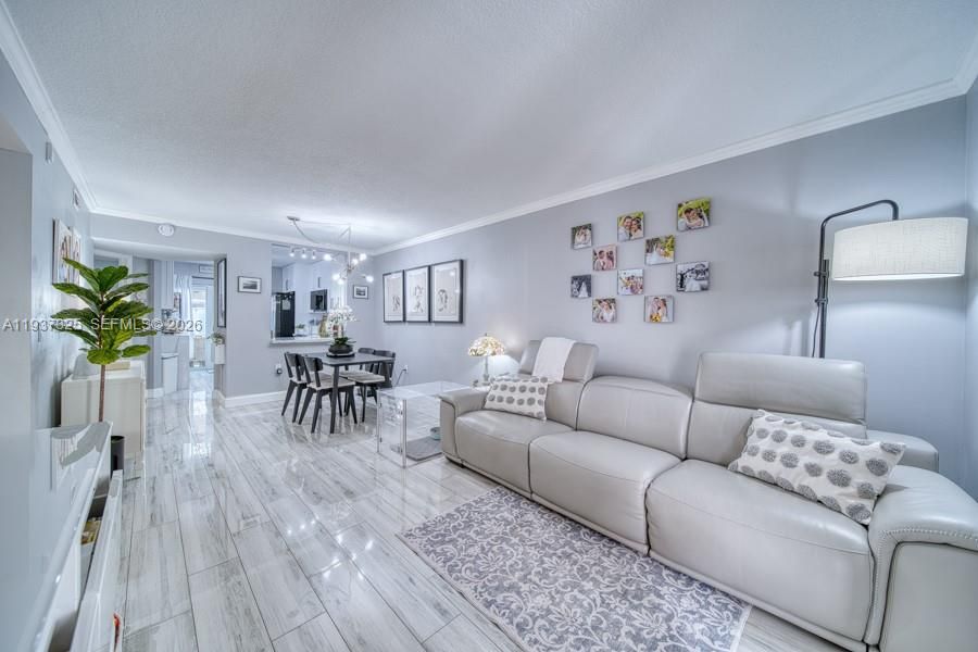 For Sale: $305,000 (2 beds, 2 baths, 815 Square Feet)