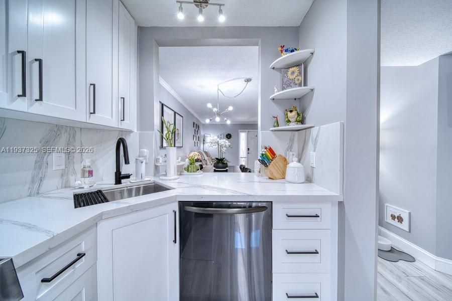 For Sale: $305,000 (2 beds, 2 baths, 815 Square Feet)