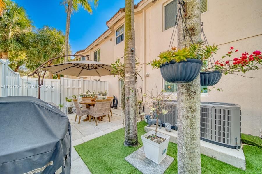 For Sale: $305,000 (2 beds, 2 baths, 815 Square Feet)