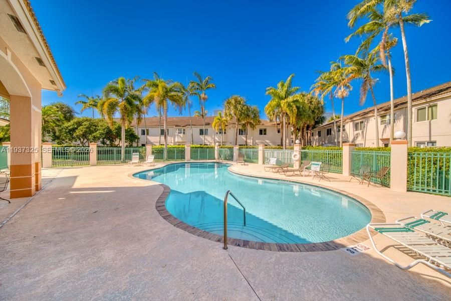 For Sale: $305,000 (2 beds, 2 baths, 815 Square Feet)