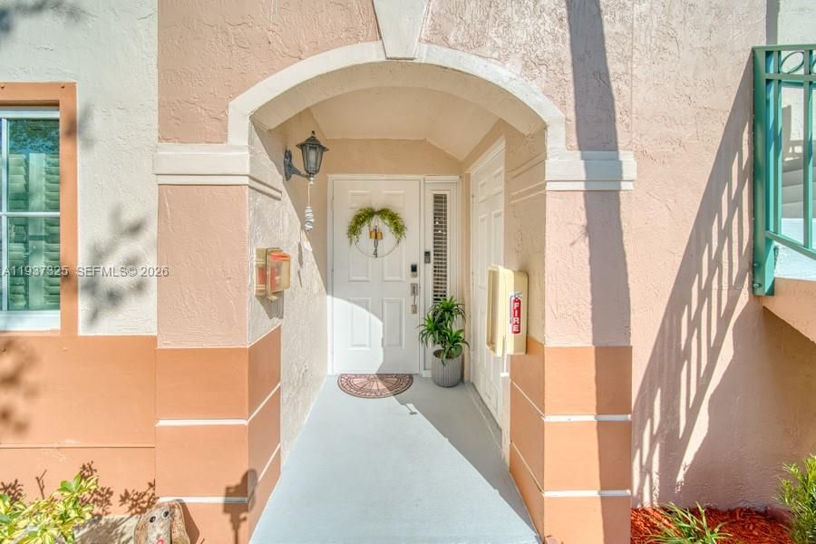 For Sale: $305,000 (2 beds, 2 baths, 815 Square Feet)