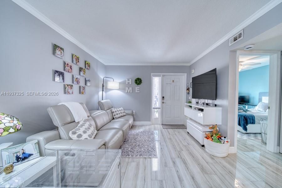 For Sale: $305,000 (2 beds, 2 baths, 815 Square Feet)