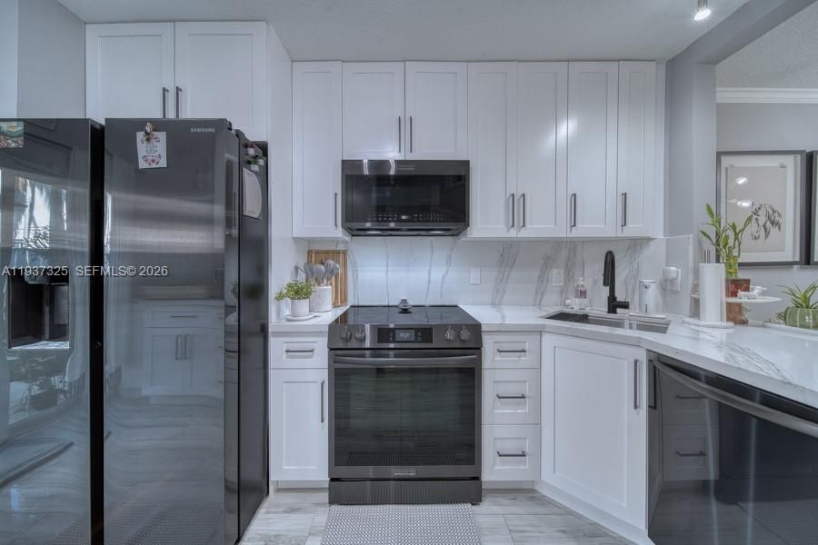 For Sale: $305,000 (2 beds, 2 baths, 815 Square Feet)