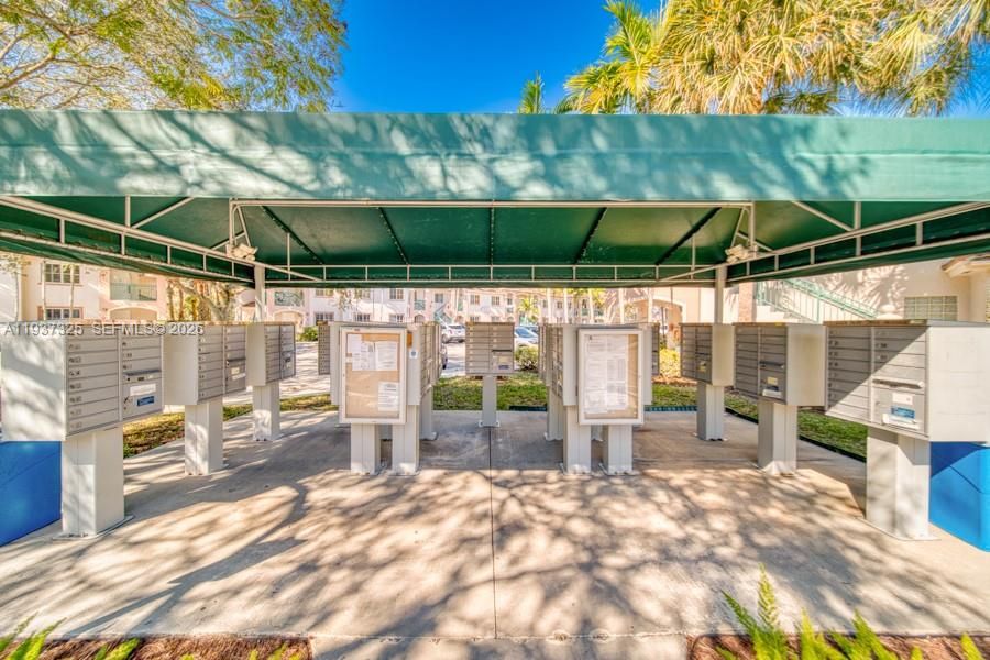 For Sale: $305,000 (2 beds, 2 baths, 815 Square Feet)