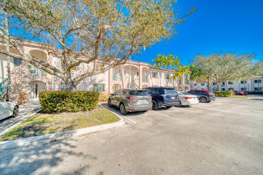 For Sale: $305,000 (2 beds, 2 baths, 815 Square Feet)