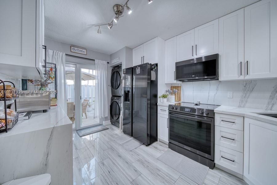 For Sale: $305,000 (2 beds, 2 baths, 815 Square Feet)