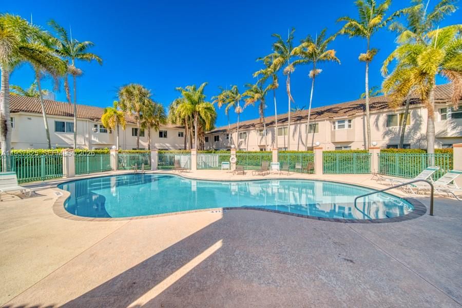 For Sale: $305,000 (2 beds, 2 baths, 815 Square Feet)