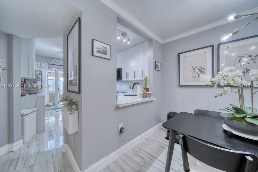 For Sale: $305,000 (2 beds, 2 baths, 815 Square Feet)