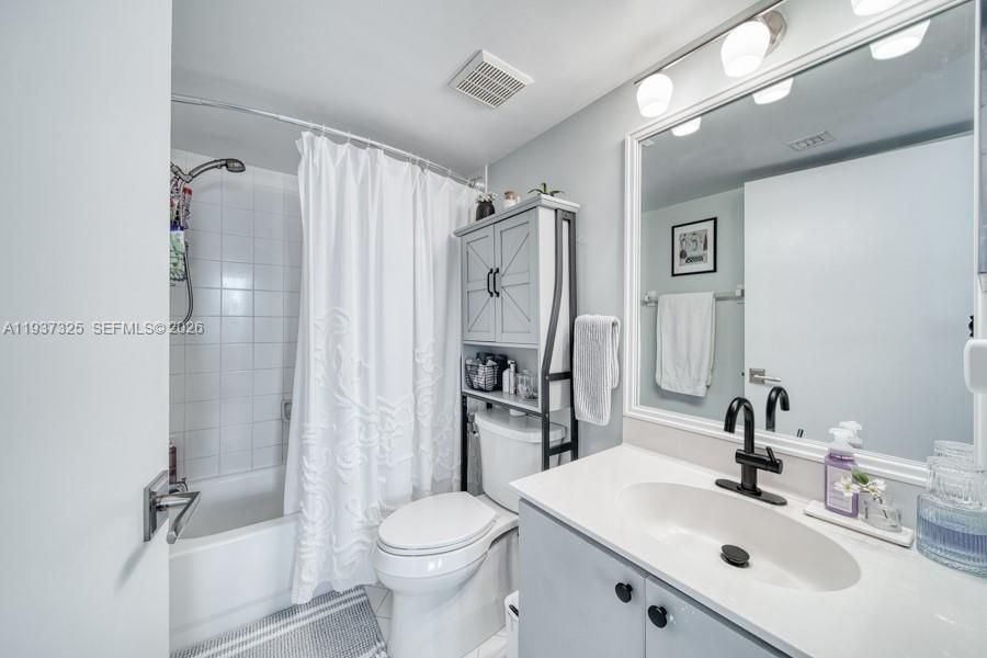 For Sale: $305,000 (2 beds, 2 baths, 815 Square Feet)