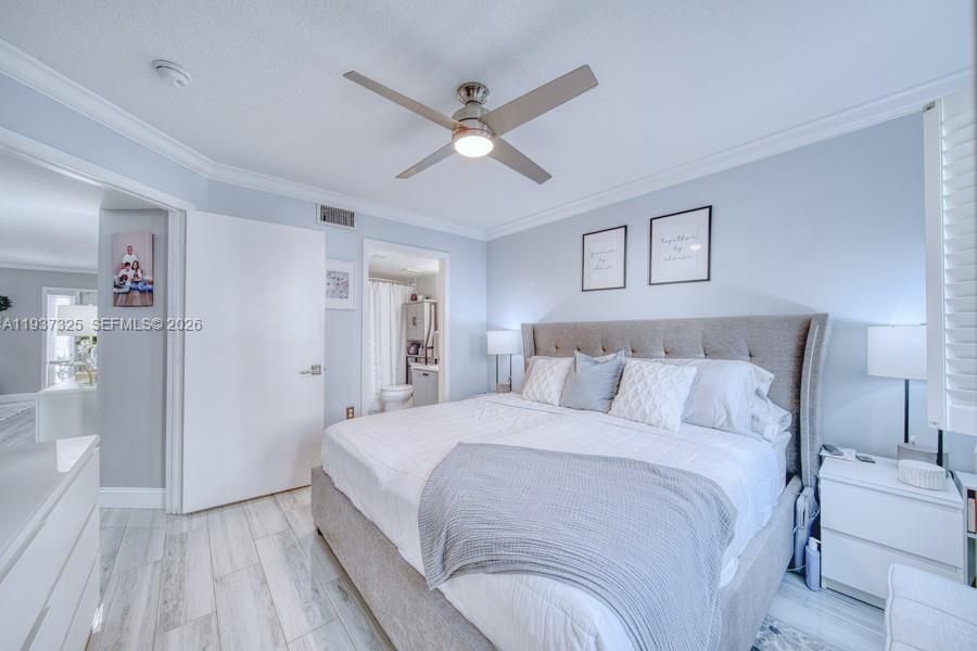 For Sale: $305,000 (2 beds, 2 baths, 815 Square Feet)