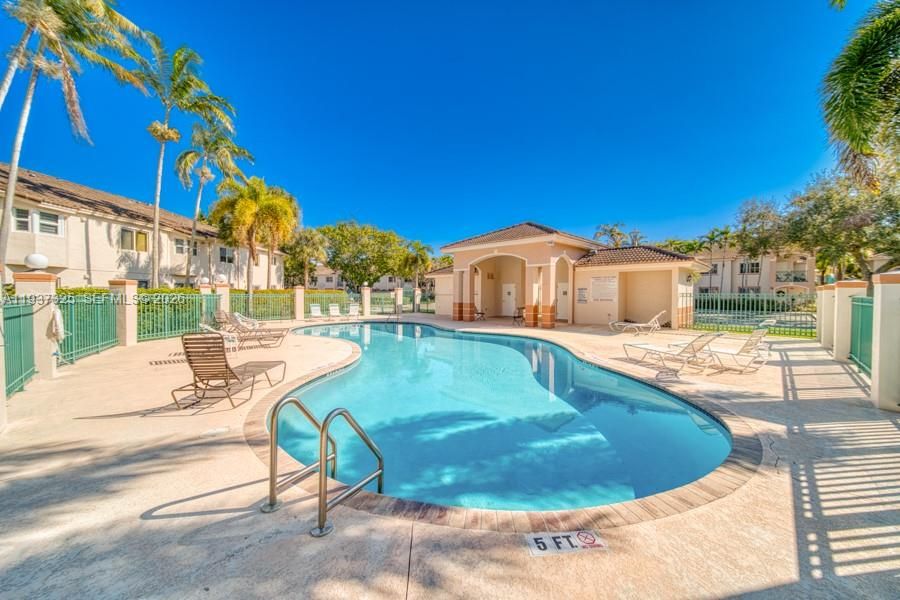 For Sale: $305,000 (2 beds, 2 baths, 815 Square Feet)