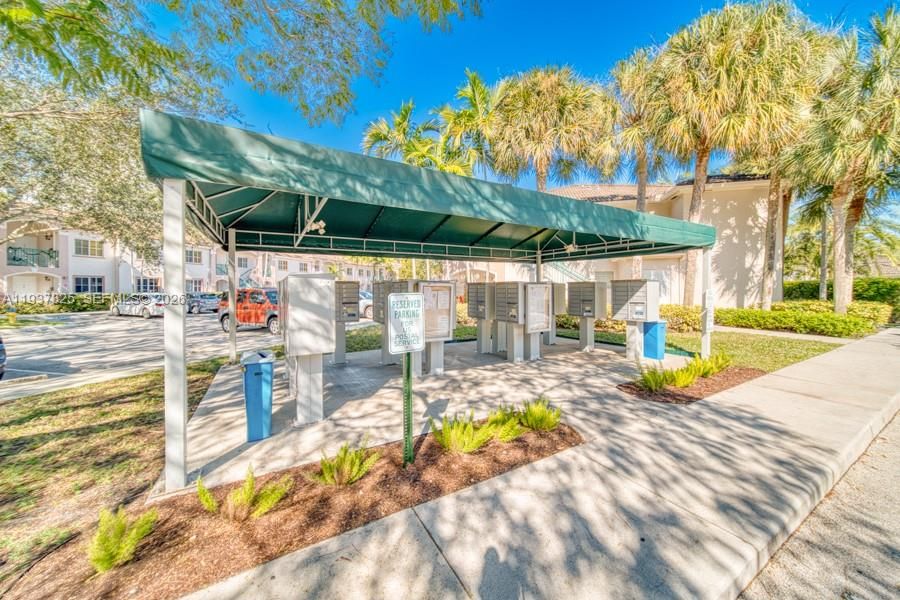 For Sale: $305,000 (2 beds, 2 baths, 815 Square Feet)