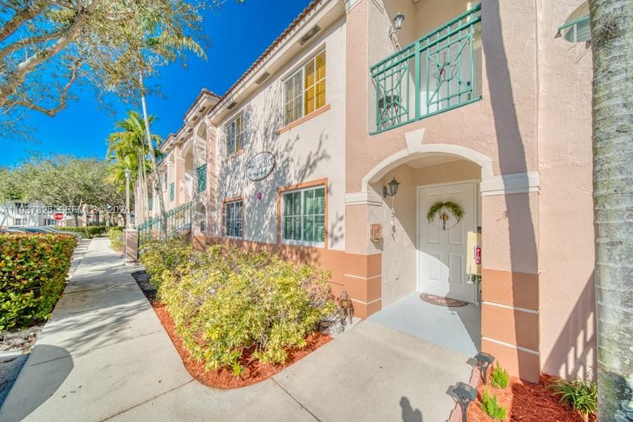 For Sale: $305,000 (2 beds, 2 baths, 815 Square Feet)