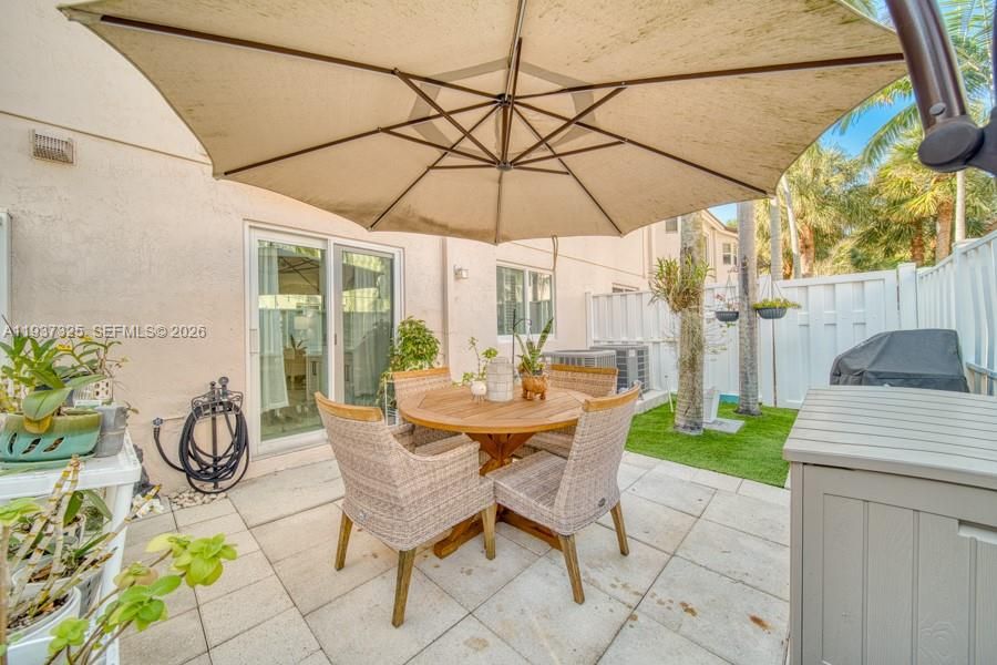 For Sale: $305,000 (2 beds, 2 baths, 815 Square Feet)