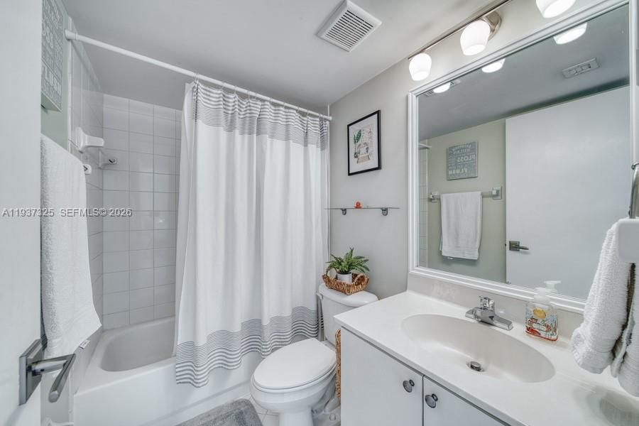 For Sale: $305,000 (2 beds, 2 baths, 815 Square Feet)