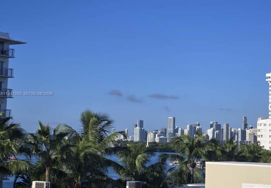 For Rent: $2,500 (1 beds, 1 baths, 877 Square Feet)