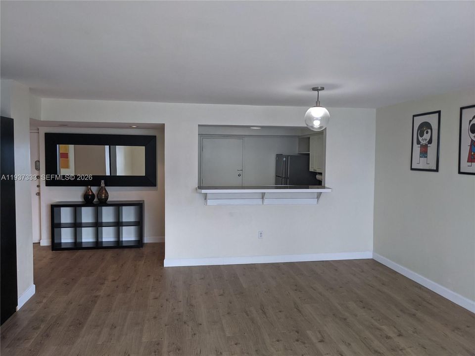 For Rent: $2,500 (1 beds, 1 baths, 877 Square Feet)