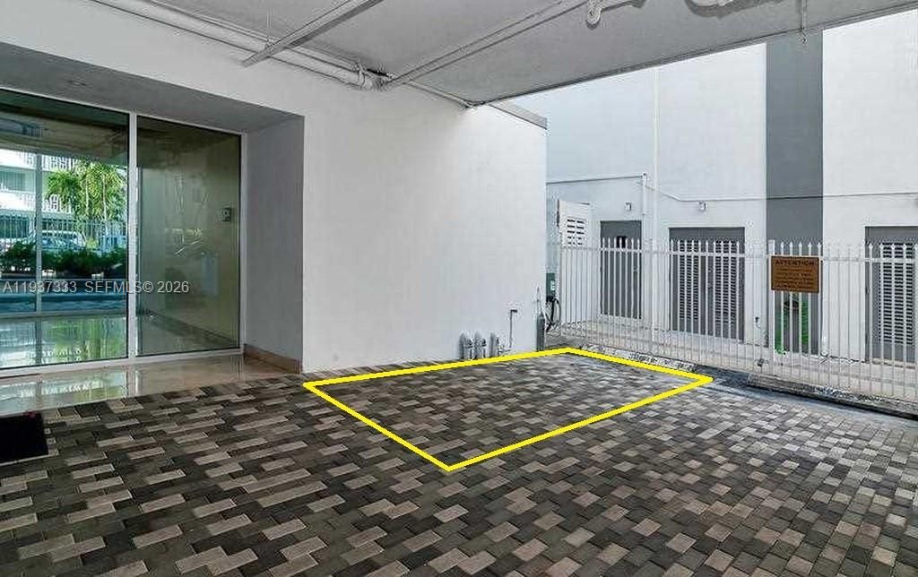 For Rent: $2,500 (1 beds, 1 baths, 877 Square Feet)