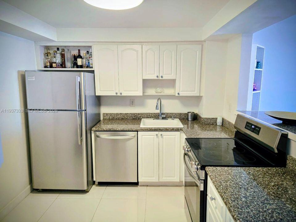 For Rent: $2,500 (1 beds, 1 baths, 877 Square Feet)