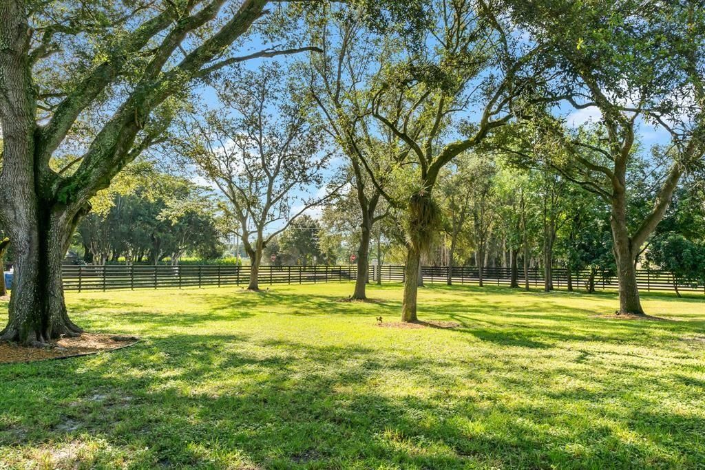 На продажу: $3,750,000 (3.25 acres)