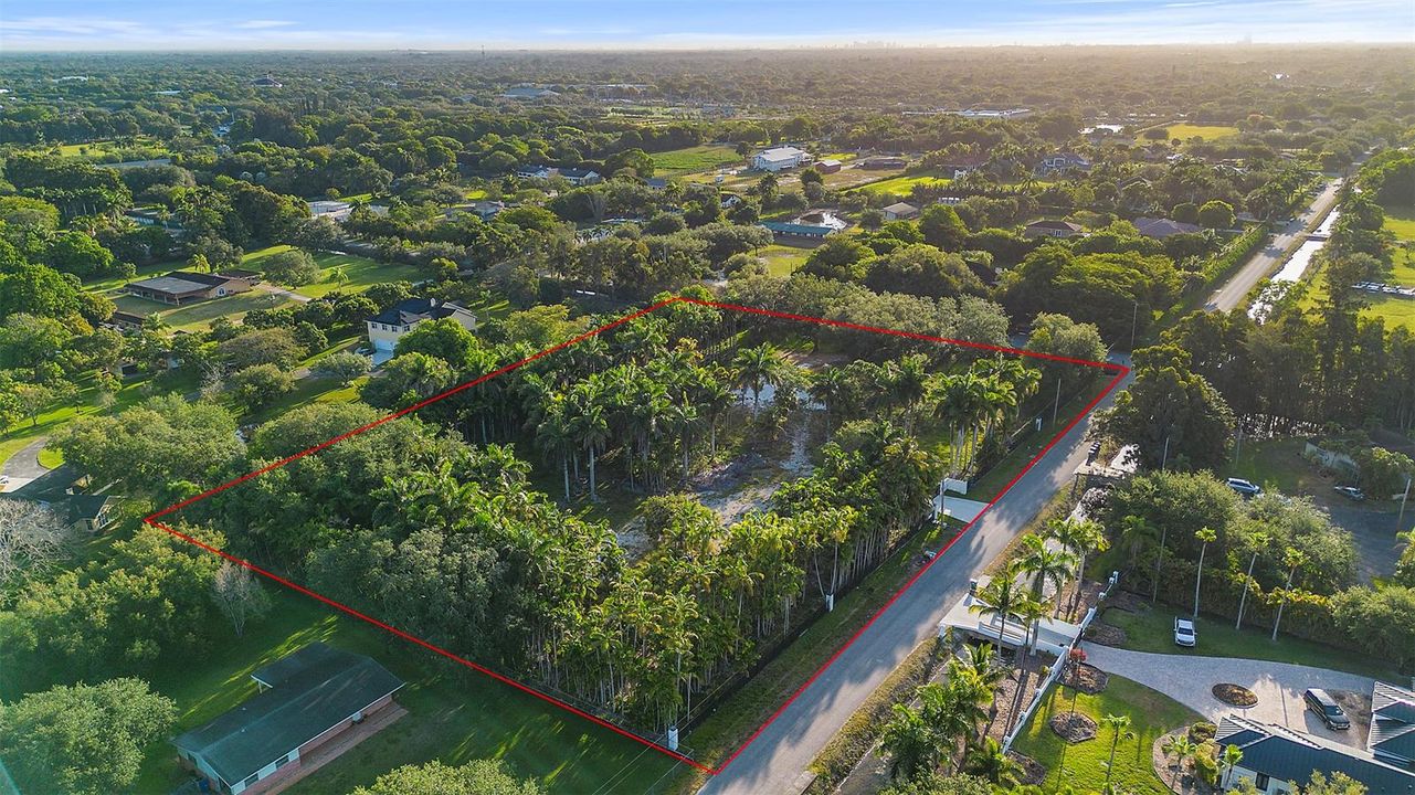На продажу: $3,750,000 (3.25 acres)