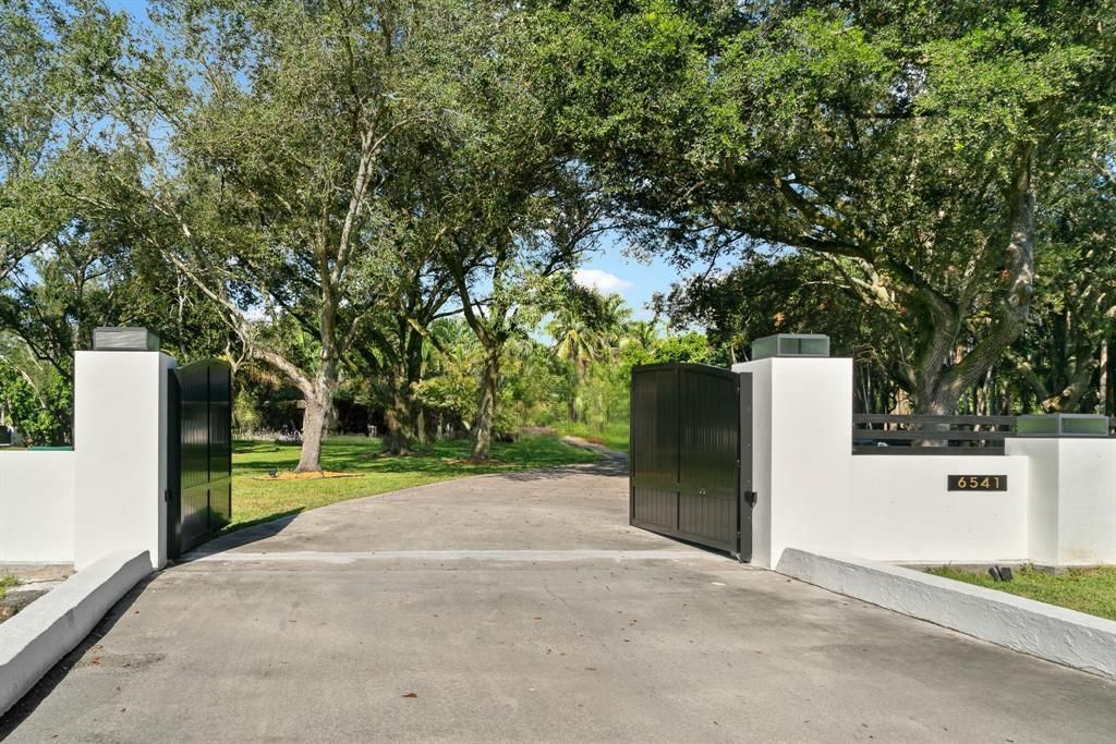 На продажу: $3,750,000 (3.25 acres)