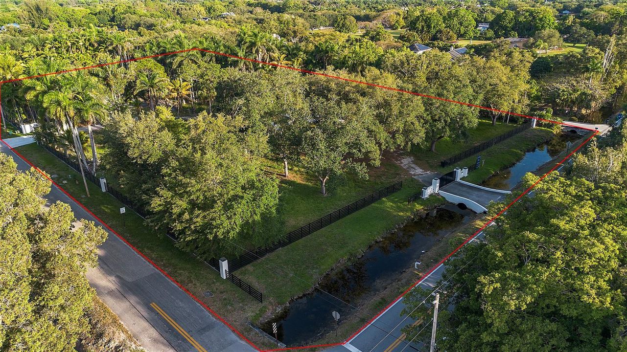На продажу: $3,750,000 (3.25 acres)