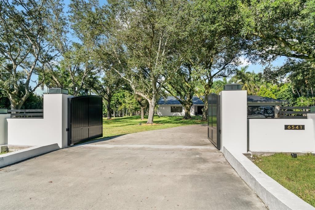 На продажу: $3,750,000 (3.25 acres)