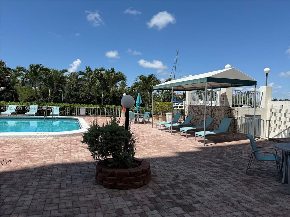 For Rent: $2,150 (2 beds, 2 baths, 1250 Square Feet)