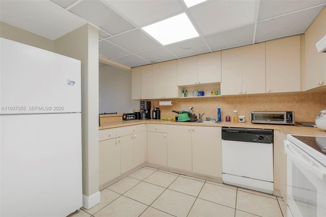 For Sale: $199,900 (2 beds, 1 baths, 1035 Square Feet)
