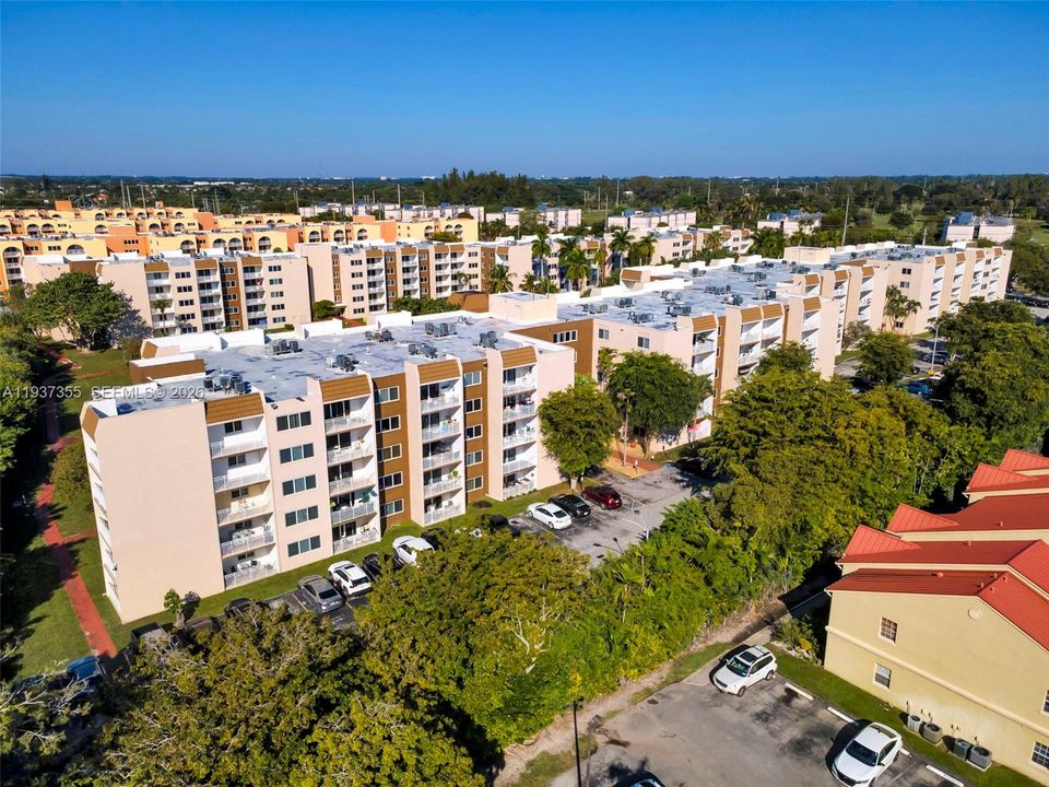 For Sale: $199,900 (2 beds, 1 baths, 1035 Square Feet)