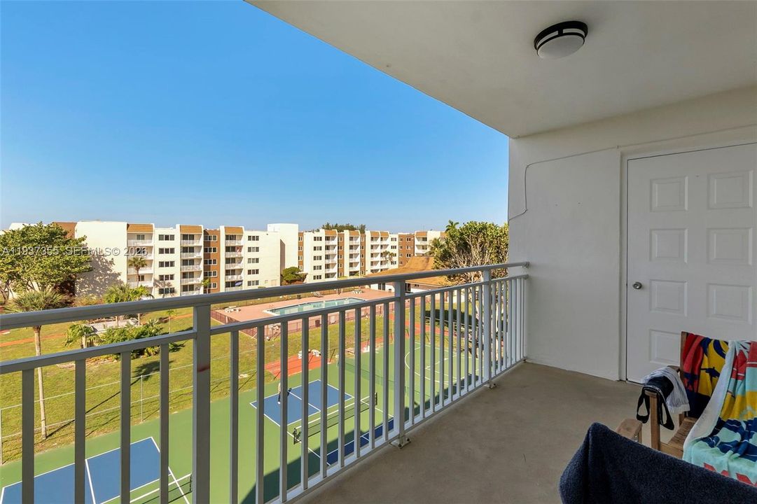 For Sale: $199,900 (2 beds, 1 baths, 1035 Square Feet)