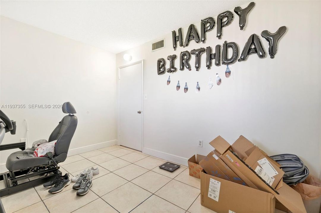 For Sale: $199,900 (2 beds, 1 baths, 1035 Square Feet)