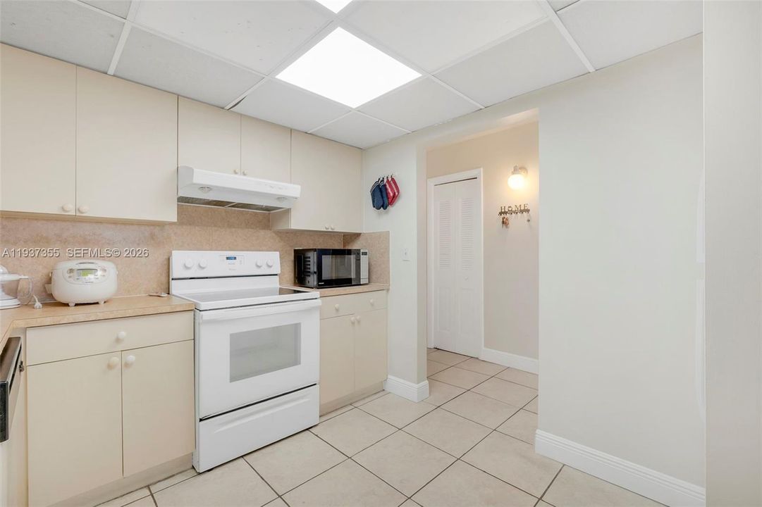 For Sale: $199,900 (2 beds, 1 baths, 1035 Square Feet)