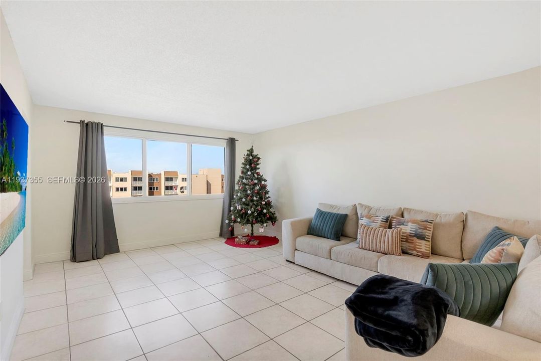 For Sale: $199,900 (2 beds, 1 baths, 1035 Square Feet)