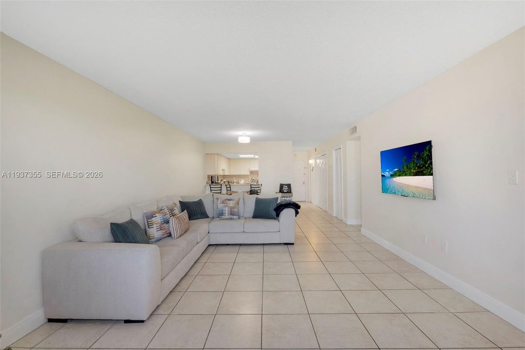 For Sale: $199,900 (2 beds, 1 baths, 1035 Square Feet)