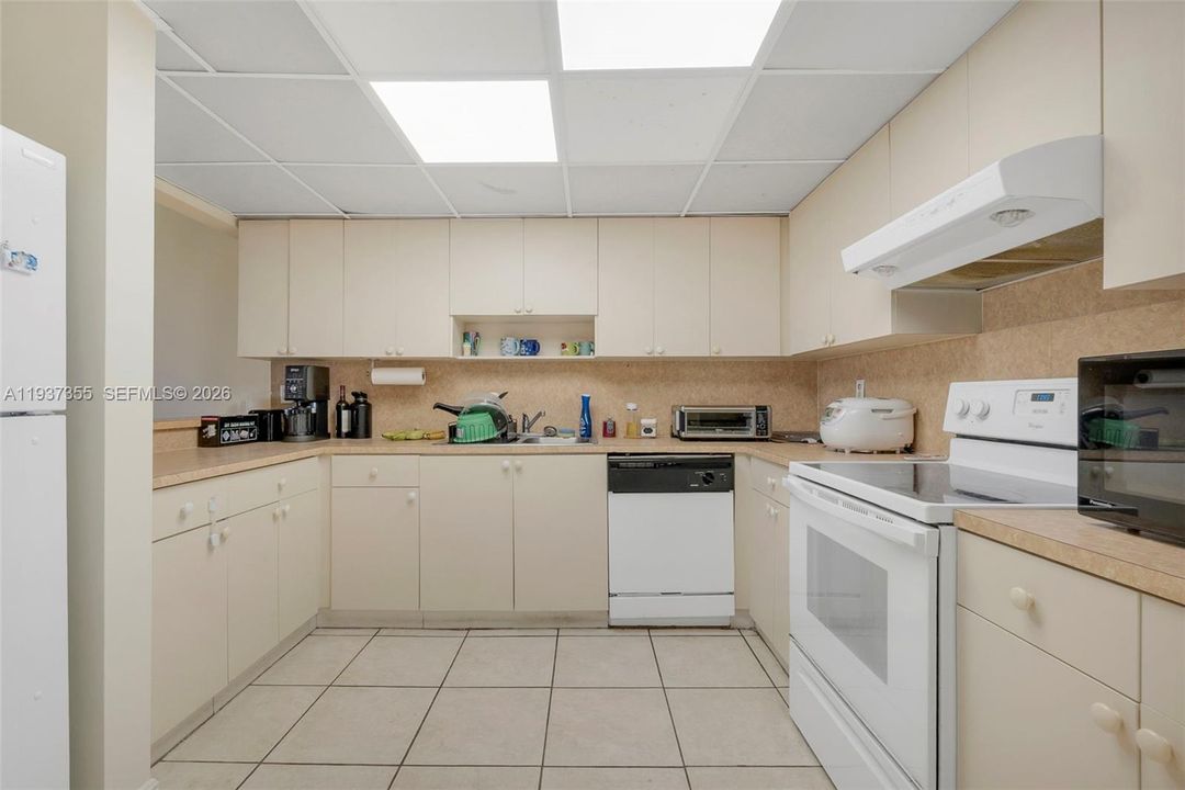 For Sale: $199,900 (2 beds, 1 baths, 1035 Square Feet)