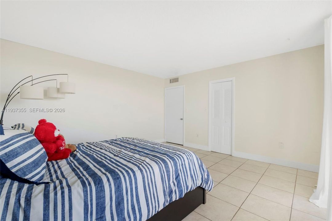 For Sale: $199,900 (2 beds, 1 baths, 1035 Square Feet)