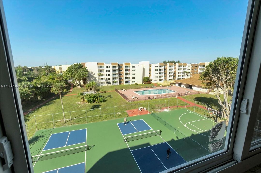 For Sale: $199,900 (2 beds, 1 baths, 1035 Square Feet)