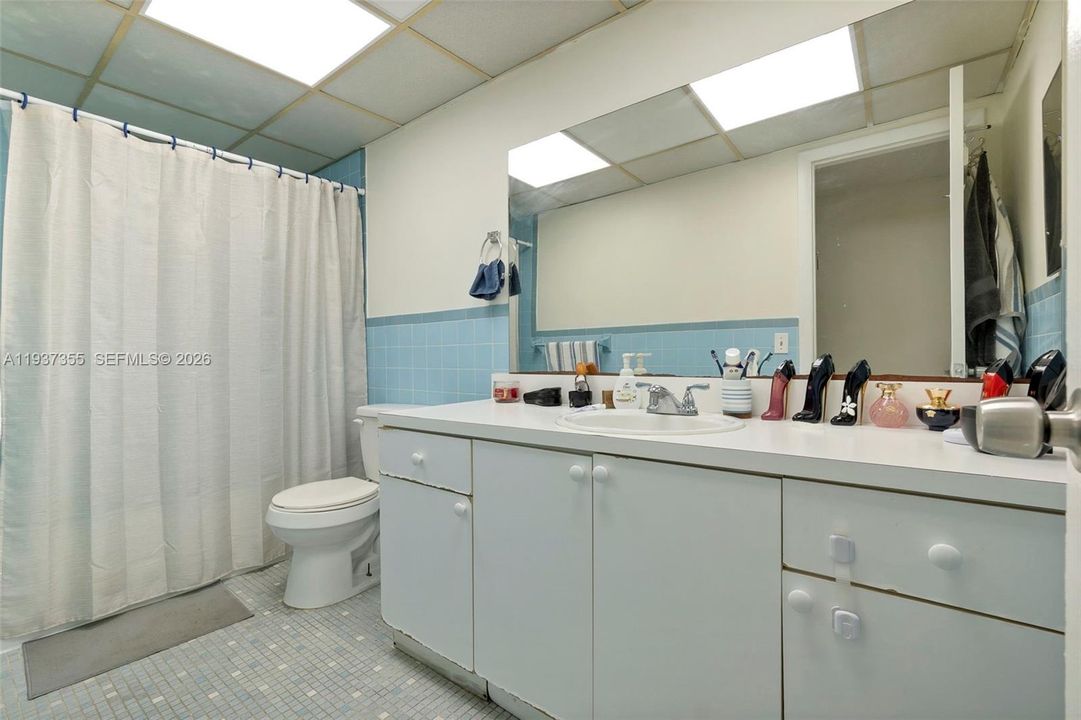 For Sale: $199,900 (2 beds, 1 baths, 1035 Square Feet)