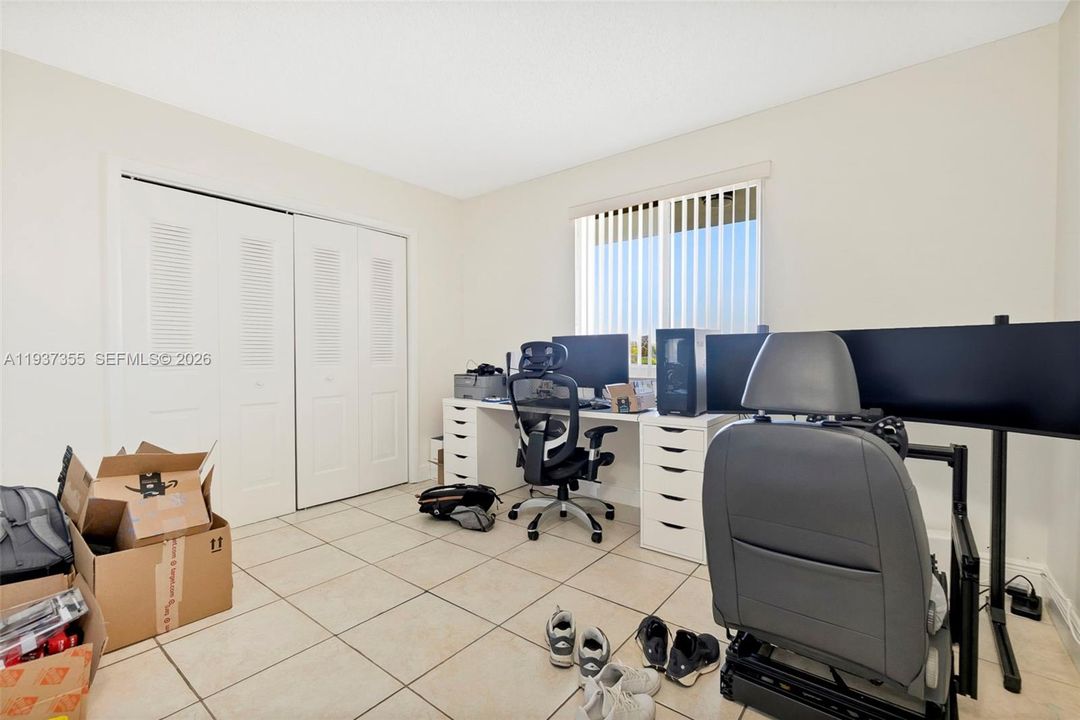 For Sale: $199,900 (2 beds, 1 baths, 1035 Square Feet)