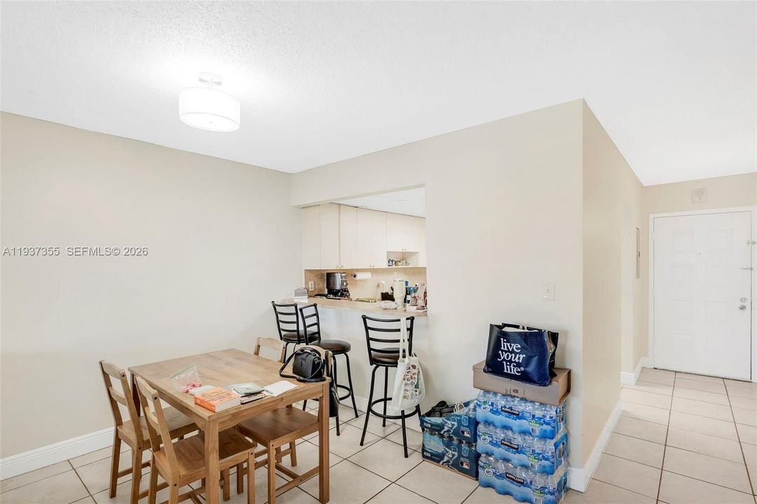 For Sale: $199,900 (2 beds, 1 baths, 1035 Square Feet)