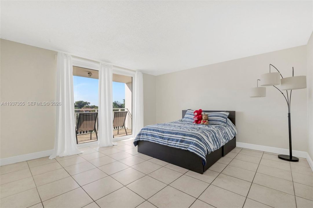 For Sale: $199,900 (2 beds, 1 baths, 1035 Square Feet)